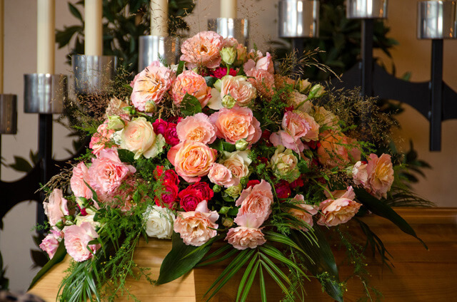 Adornos florales en Funeraria Romero